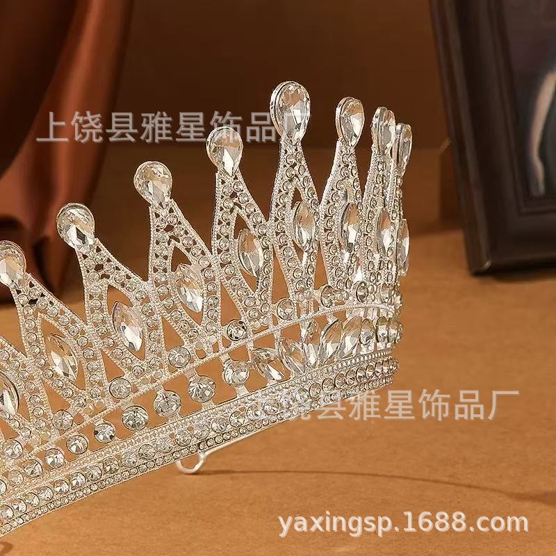 The bride's crown dress, headwear and accessories exuding a simple and elegant Korean style, set with zircon and rhinestones. Photographed in a photo studio Specification image