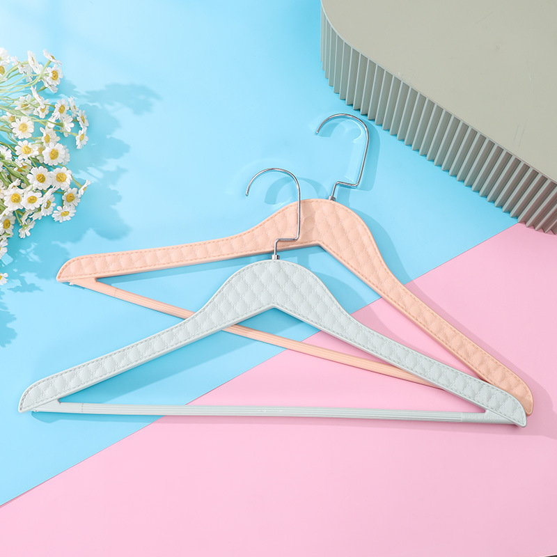 Traceless clothes hanger, dormitory anti-slip clothes rack, drying rack, household plastic clothes rack, leather texture Application Scenario