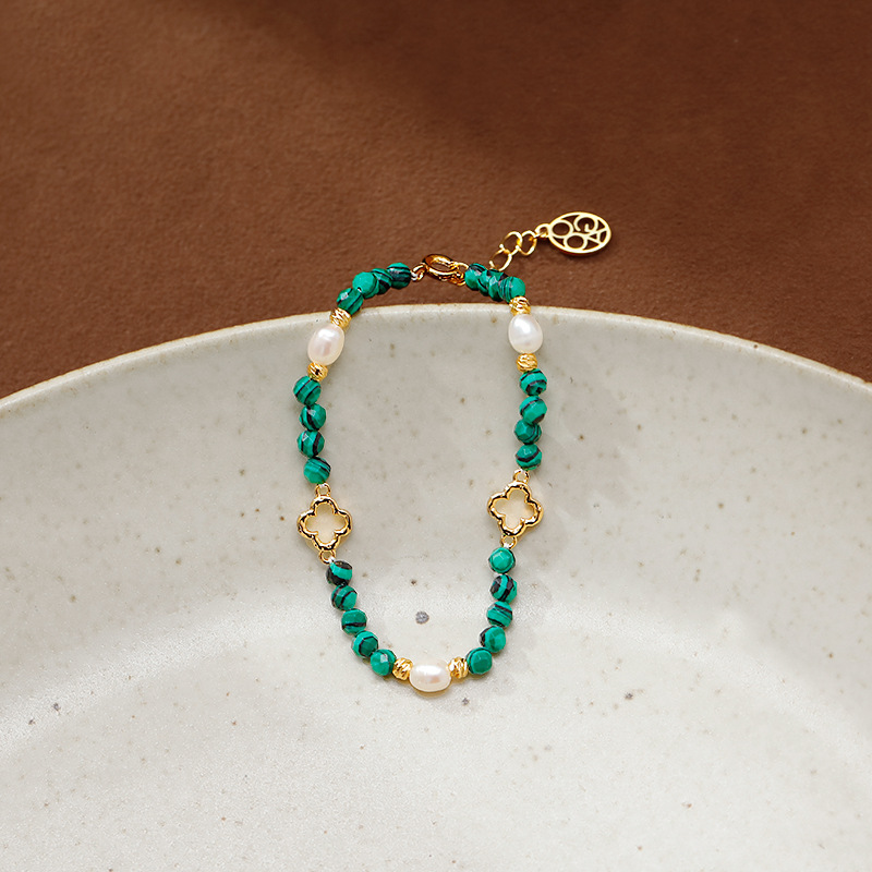 Gentle and elegant freshwater pearl malachite bracelet, noble and retro emerald beaded, simple hollowed-out pattern jewelry details Picture