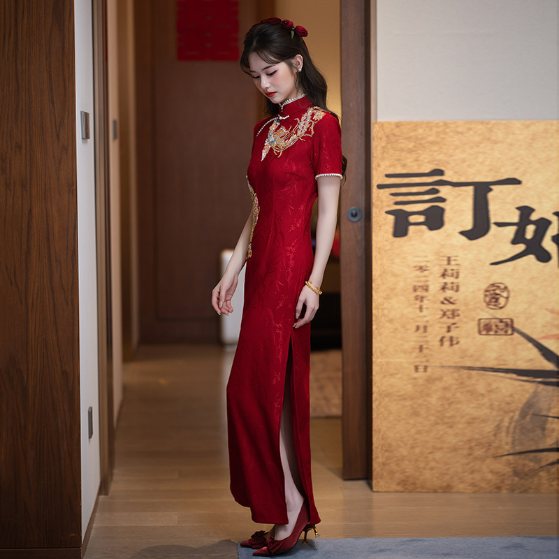The 2025 new style of Chinese-style bride's toasting dress and engagement return dress with a high-end and stylish red embroidery Application Scenario