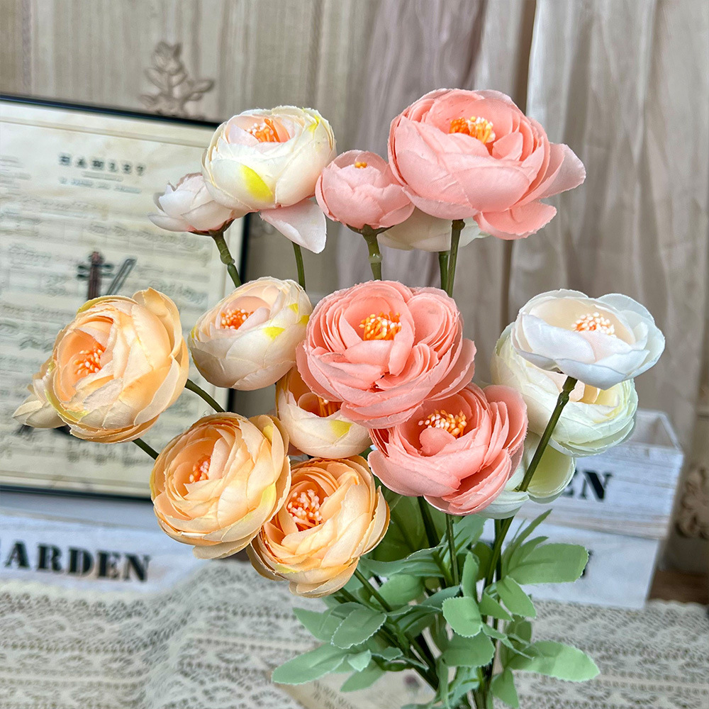 Simulated 4-head tea rose artificial artificial flowers, silk flowers, artificial plastic flowers, high-end living room ornaments, wedding floral art finished products Application Scenario