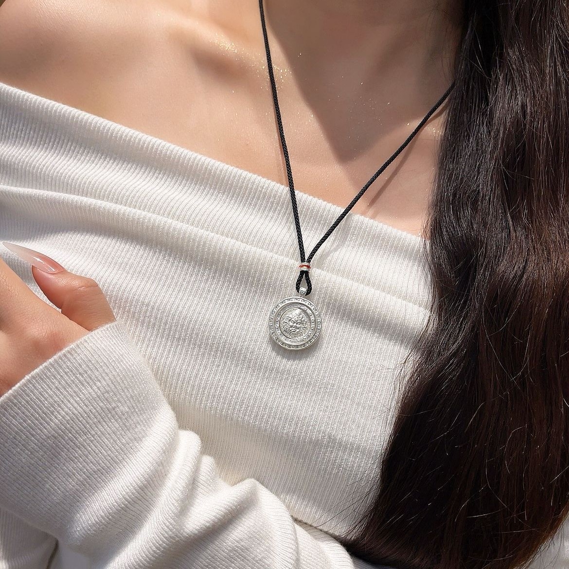 Wholesale of new Chinese-style rotatable wealth God rope necklace pendant and sweater chain accessories with copper plating, Miao silver and Tibetan silver Application Scenario