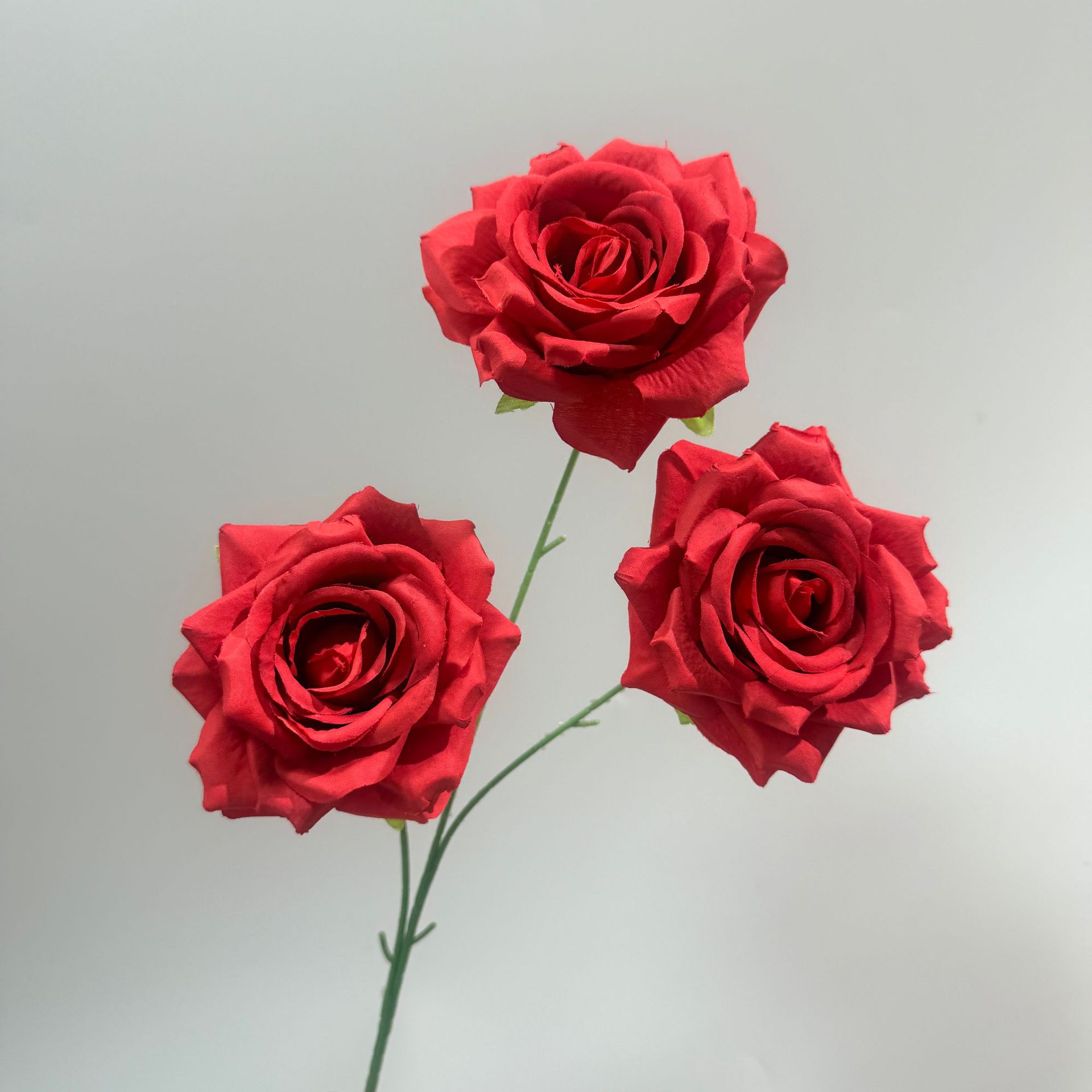 仿真花3头钻石玫瑰花婚庆装饰假花批发红色路引花材网红玫瑰瀑布细节图