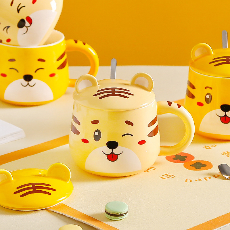 Cartoon super cute little tiger mug, Tiger Year ceramic water cup with lid and spoon, home office breakfast coffee cup Application Scenario