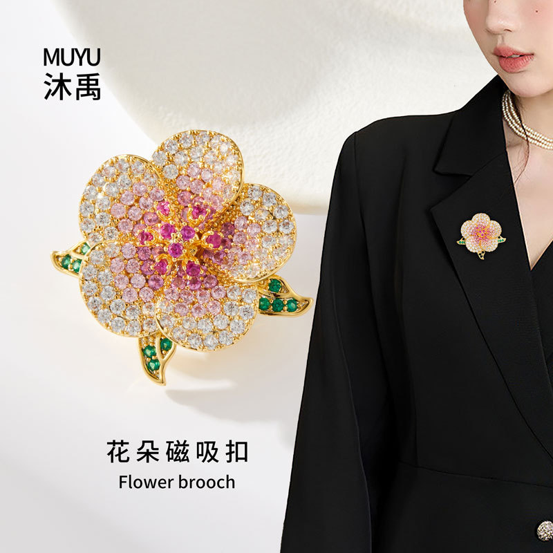 The delicate camellia magnetic clasp does not damage the clothes. It is fashionable and elegant, slightly studded with zirconium brooches and a small chanel-style three-dimensional women's brooch details Picture