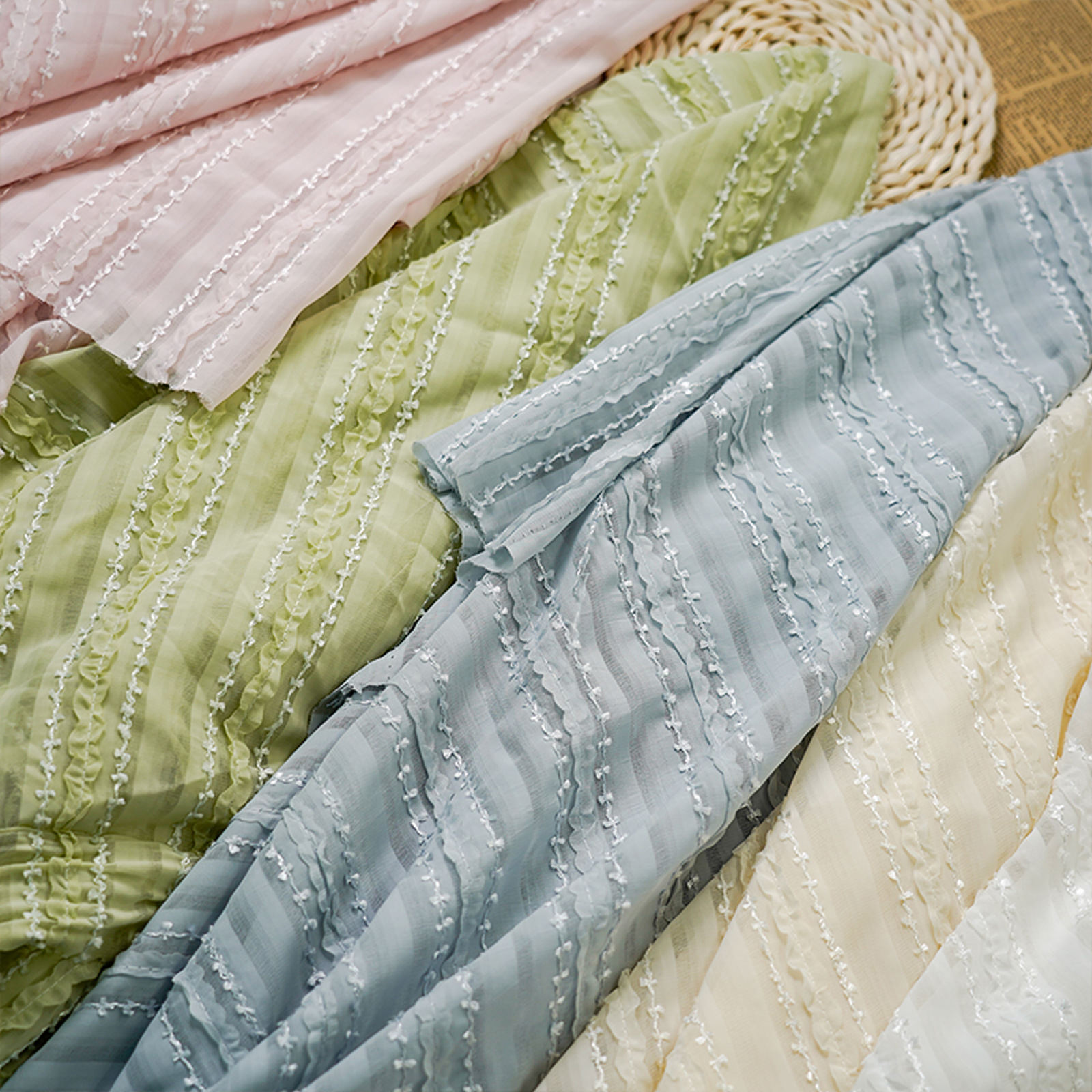 The new chiffon striped yarn-dyed dress is made of a fresh and clean solid-color curtain shirt and soft crocheted fabric details Picture