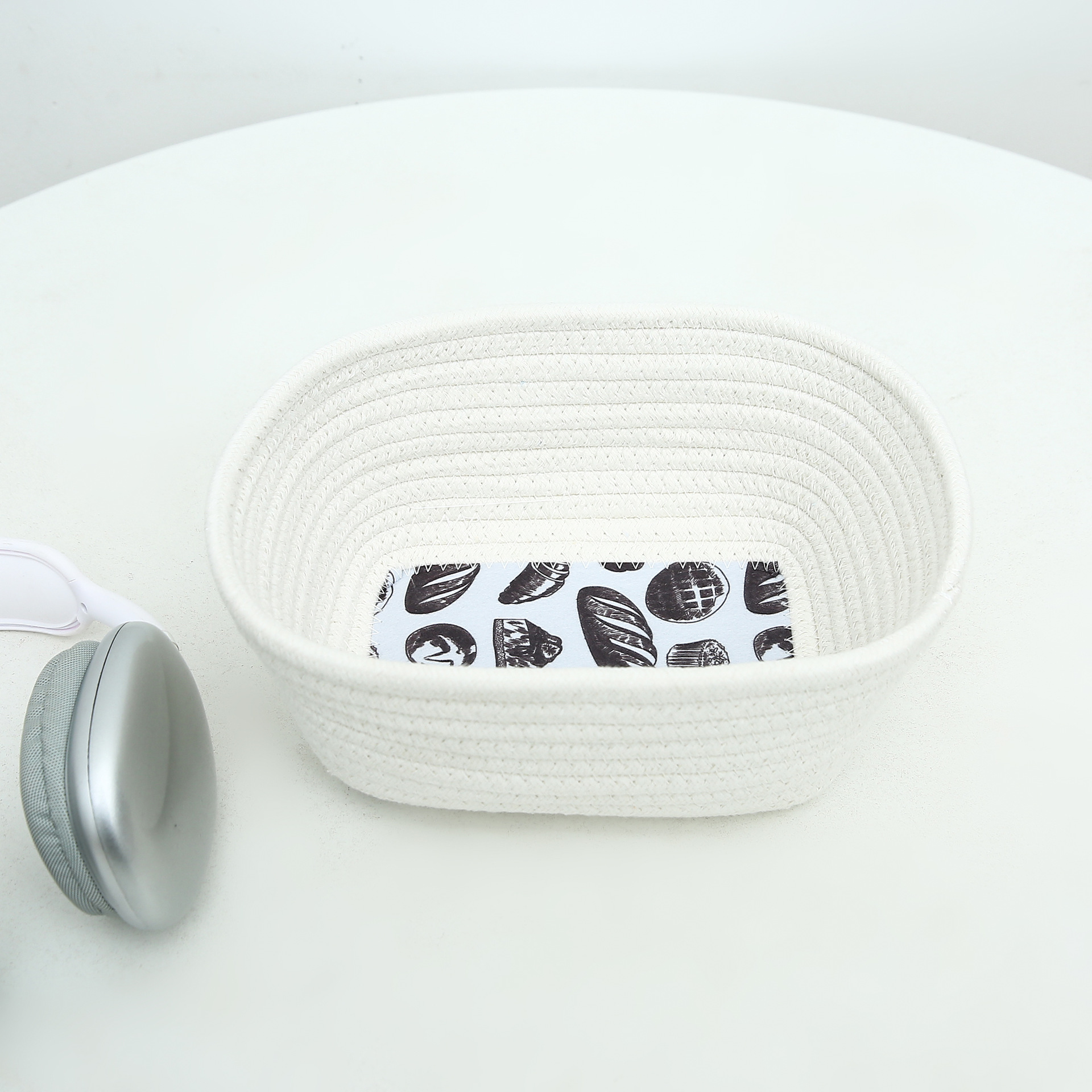 Cotton rope Nordic-style round woven miscellaneous items, snacks, cosmetics, headphones, simple storage basket, small items, desktop storage. Single products: 23*17*9.5cm, weight 160g, 96 pieces per box Application Scenario