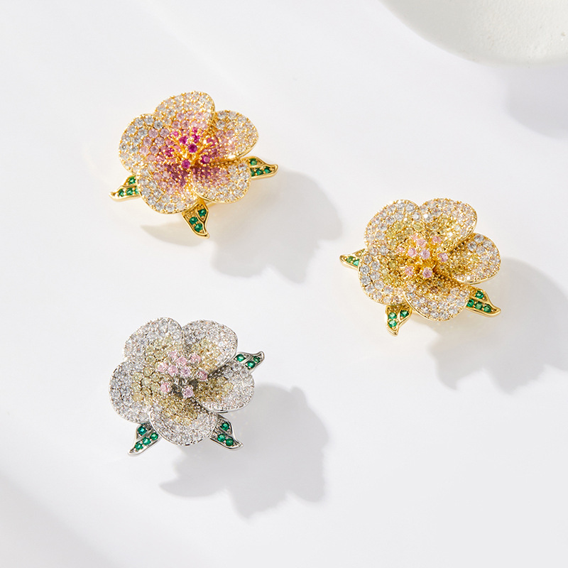 The delicate camellia magnetic clasp does not damage the clothes. It is fashionable and elegant, slightly studded with zirconium brooches and a small chanel-style three-dimensional women's brooch Application Scenario