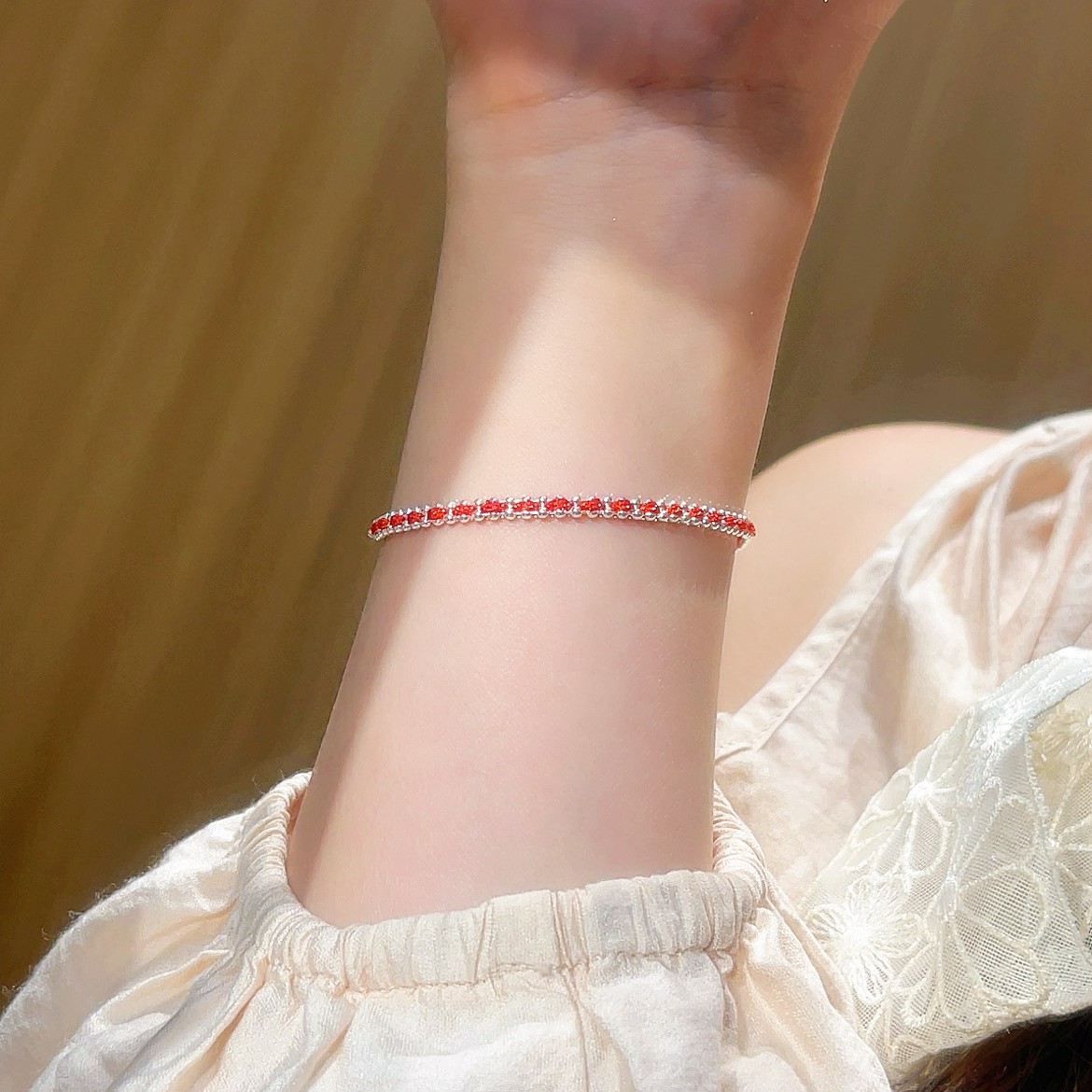 This is a simple and elegant New Year's zodiac year bracelet with a double-layer woven red rope plated with Miao silver and hidden silver. Give it to your girlfriend Specification drawing