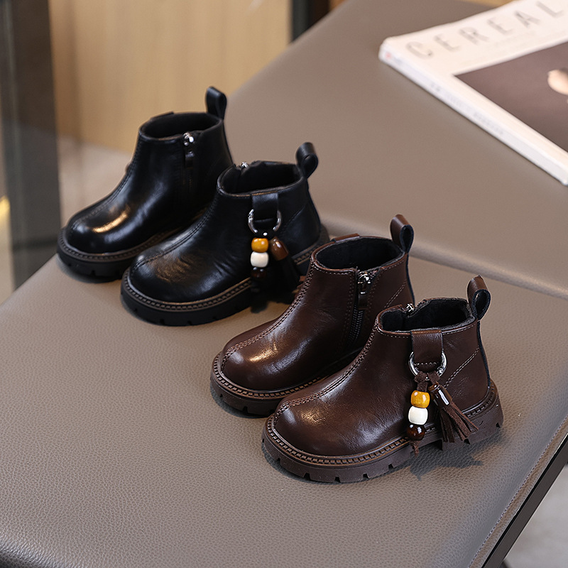 New autumn/winter 2025 children's short boots, Dr. Martens boots with fleece, and fashionable leather boots for baby girls in winter details Picture