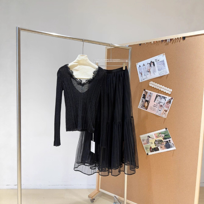 High-quality Nanyou women's clothing 2025 new style French back hollowed-out V-neck lace trim slimming knitted sweater Application Scenario