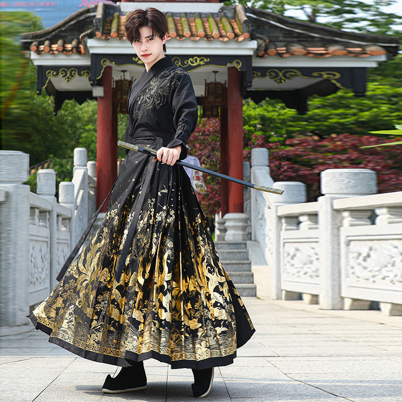 国潮中国风刺绣交领长袖上衣烫金马面裙汉服武侠风cp套装产品图