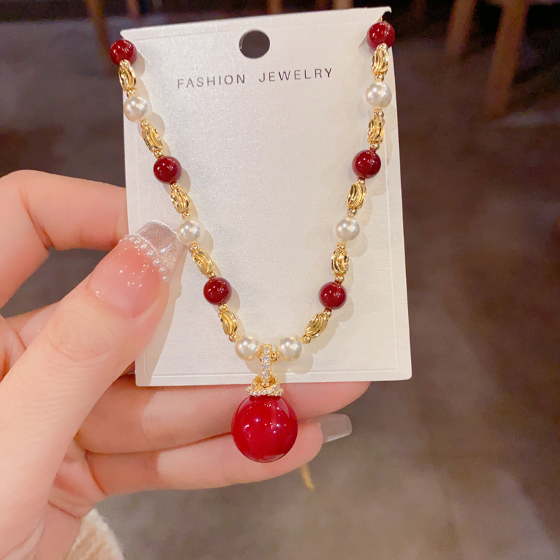 This autumn and winter new style of fashionable and retro beaded red pearl pendant necklace is unique, light luxury, gentle and versatile. It's a collarbone chain for women