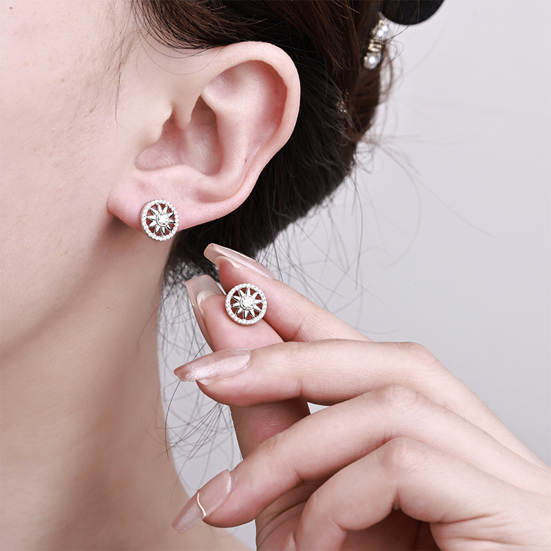 Zhuoheng has carefully selected new men's and women's earrings. The S925 silver-encrusted moissanite hip-hop round earrings are light luxury earrings details Picture