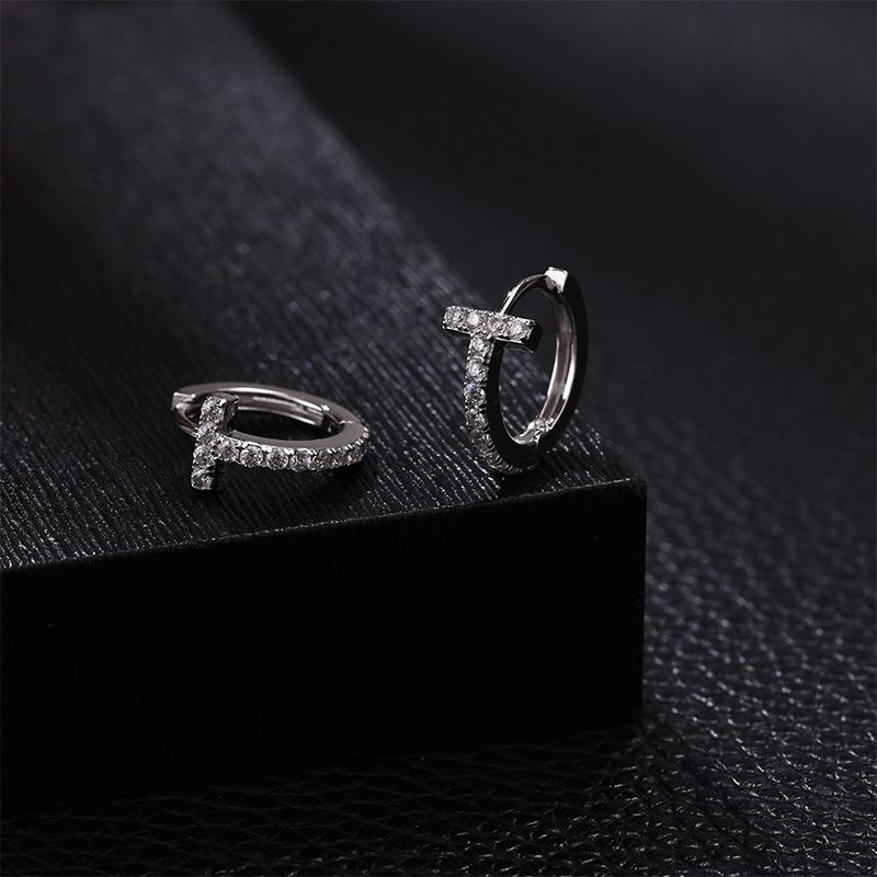 Zhuoheng s925 sterling silver, niche letter T circle design earrings, versatile, light luxury and simple ear stud Application Scenario
