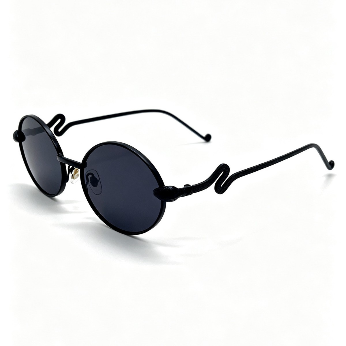 Niche snake-patterned temple sunglasses for both men and women, retro metal round-framed sunglasses, personalized style, internet-famous glasses Application Scenario