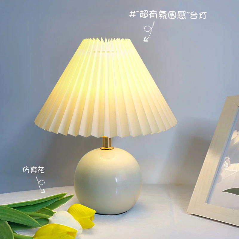 Creative pleated girl bedroom night light, Nordic Instagram-themed ceramic decorative bedside lamp details Picture