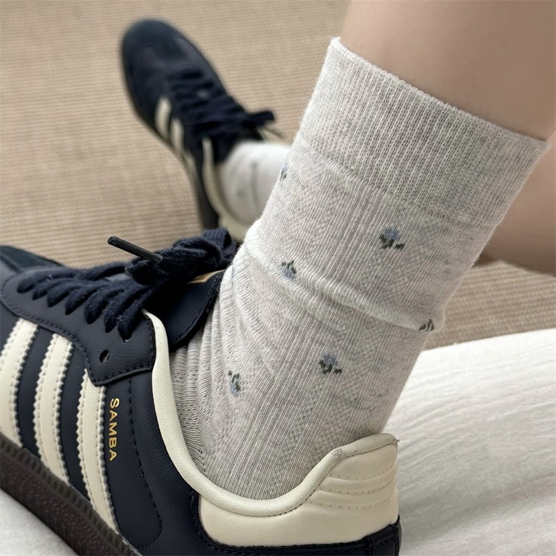 New French gentle small floral socks for autumn and winter, women's mid-calf socks, ins style, versatile and elegant pile socks, long calf socks Application Scenario
