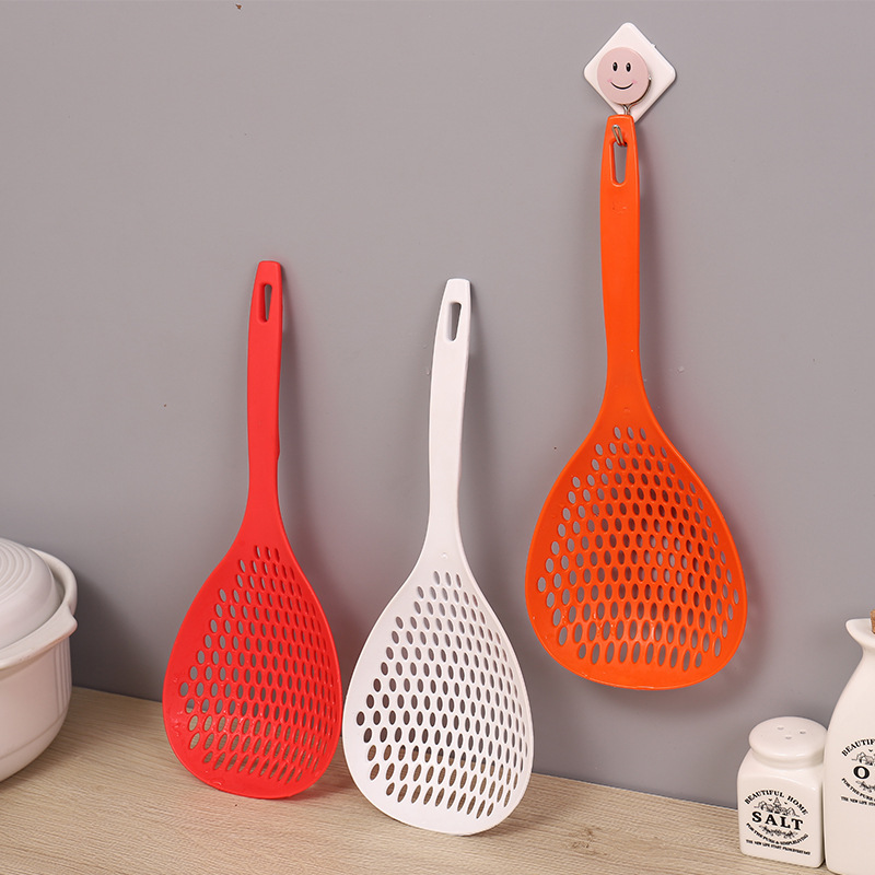 Large strainer spoon for scooping dumplings, noodles and rice noodles, draining spoon, kitchen draining long-handled filter screen strainer spoon manufacturer wholesale spoon Application Scenario