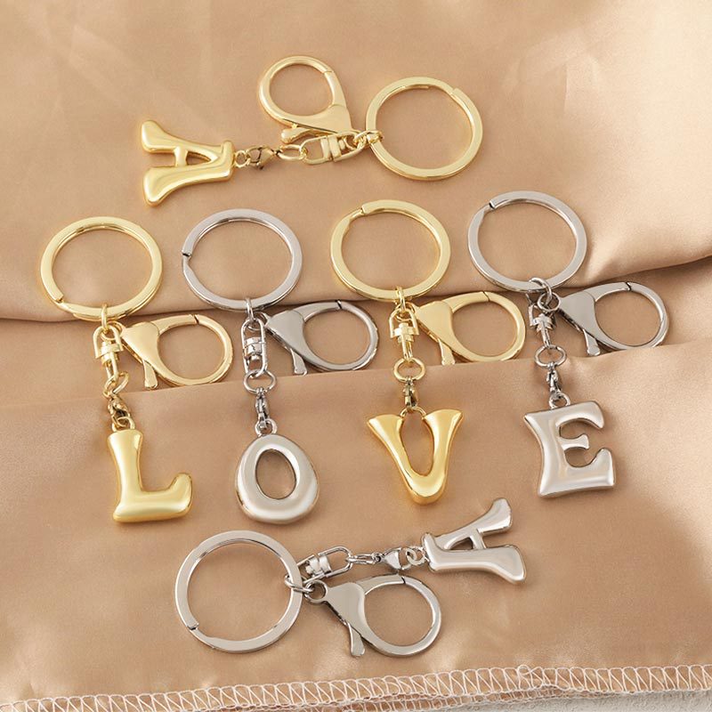 跨境爆款26英文字母钥匙扣小挂件18K真金电镀小众设计高级感挂饰