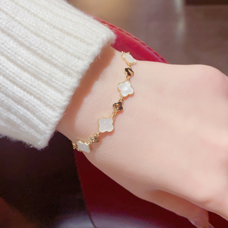 A fashionable and elegant four-leaf flower bracelet from Japan and South Korea. A female Internet celebrity with a unique and versatile personality and a fresh look. One-piece consignment service Specification image