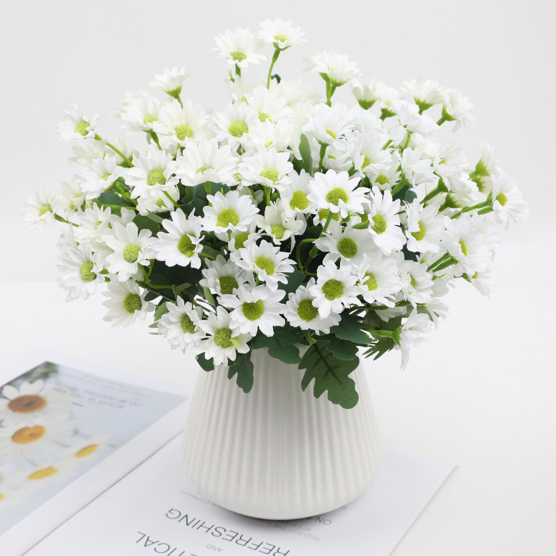 Wholesale of artificial chamomile flowers, fresh and small daisies, wedding, home and hotel decorations, flower arrangements, ornaments, photography props details Picture