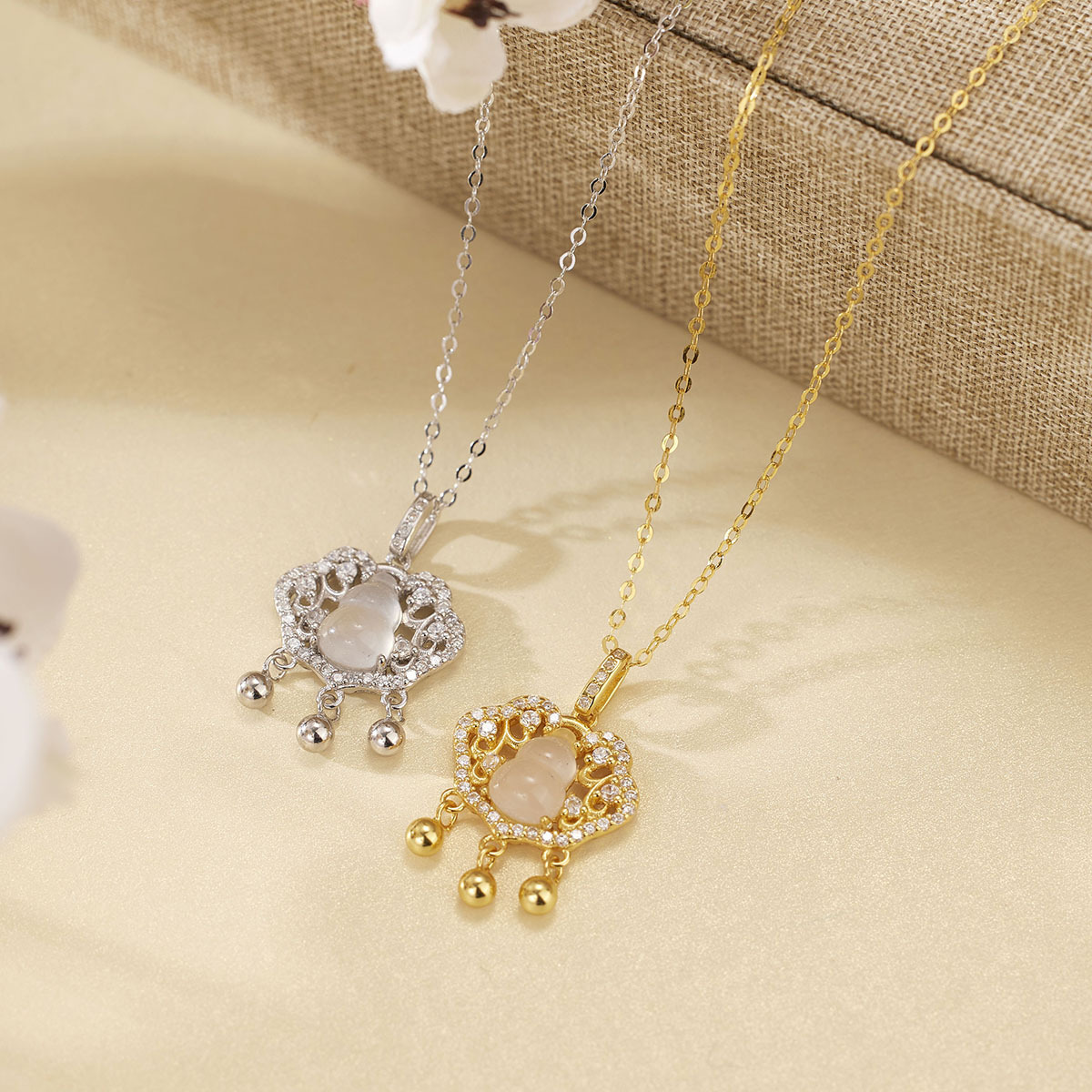 The new Xiangyun Ruyi Peace Lock necklace is inlaid with gourd chalcedony and features a ethnic-style female collarbone chain Specification image