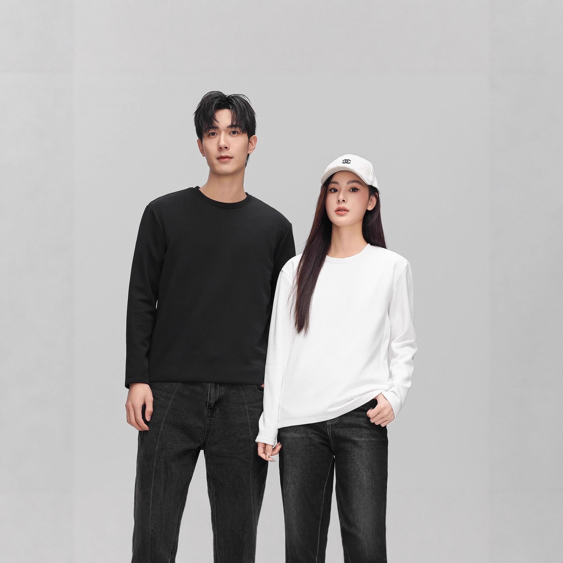 A 90-inch goose down T-shirt for both men and women, a 2025 autumn and winter couple's warm top with a round neck and long sleeves, made of white goose down