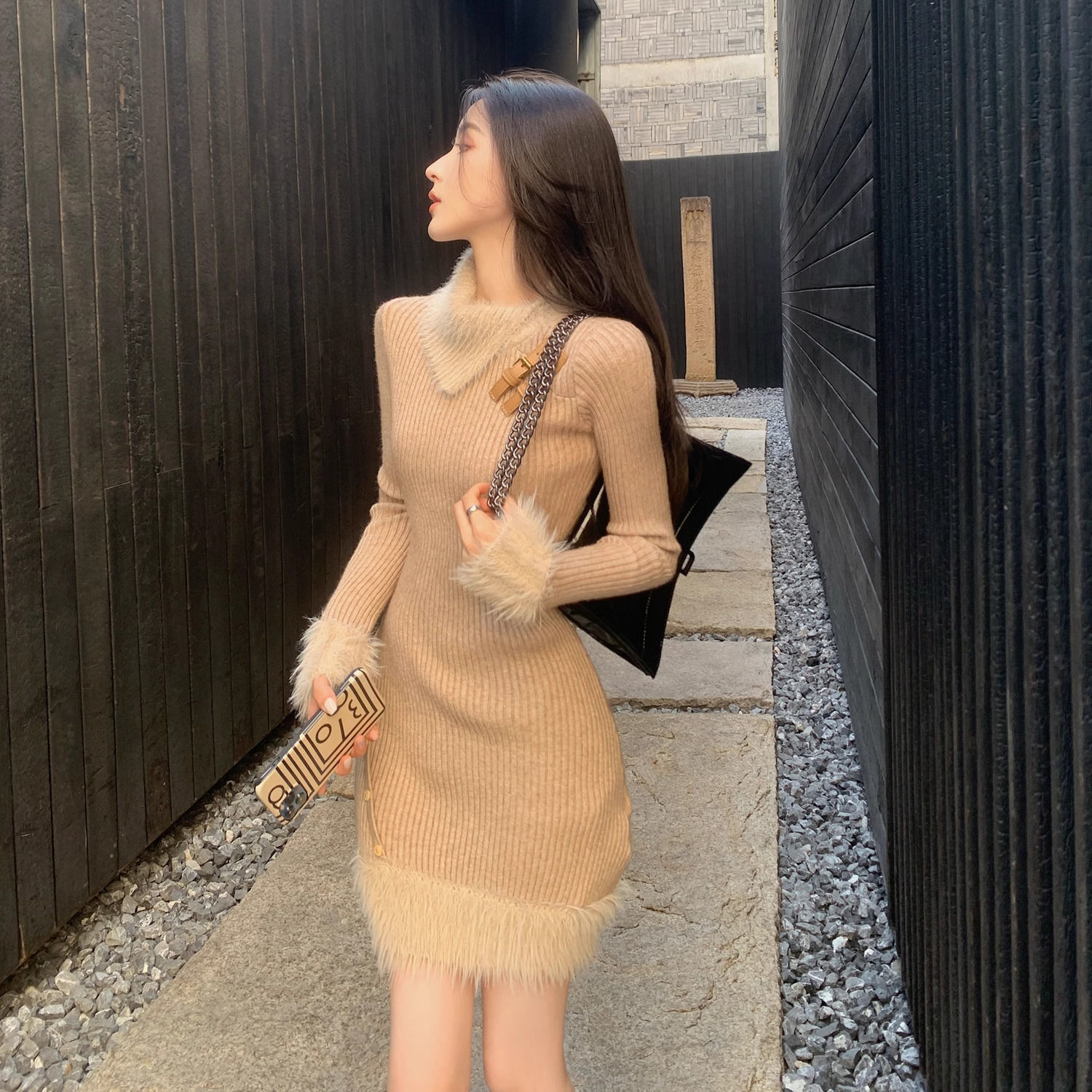 A knitted dress as a base for women to look slimmer and have a cinched waist in autumn and winter, exuding a sense of sophistication. For petite and delicate individuals, it's a stylish, hip-hugging sweater dress Application Scenario