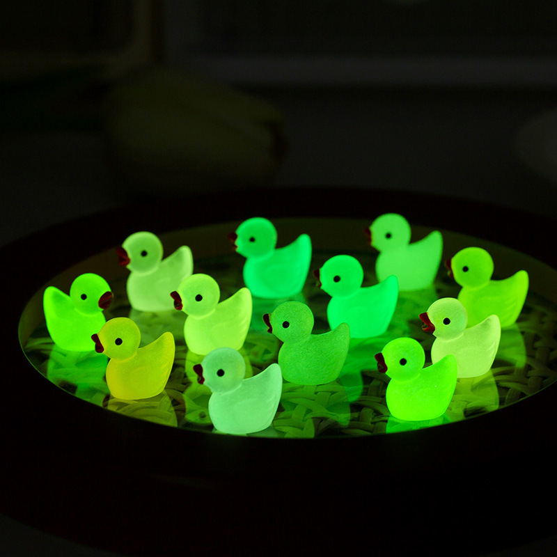 Luminous little duck, red, orange, green, blue, purple, pink, transparent, colorful mini simulation miniature animal model, sand table doll Application Scenario