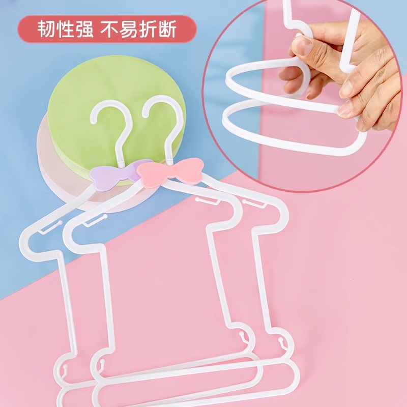 Mother and baby bow set, one-piece children's rotatable hook plastic clothes and pants hanger, thickened one-piece hanger for children's clothing store Specification image