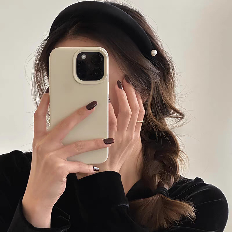 A pearl black velvet wide hairband for women's autumn and winter Korean-style high top hairband with a high-end and elegant look Application Scenario