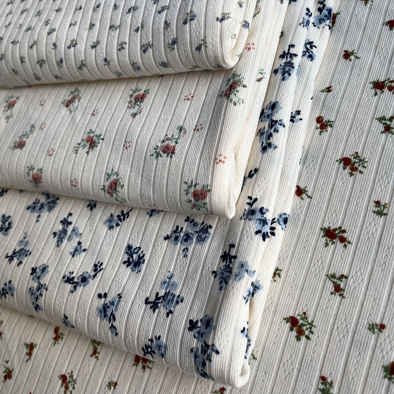 2025春夏新款碎花长袖打底衫女设计感修身独特别致上衣针织面料