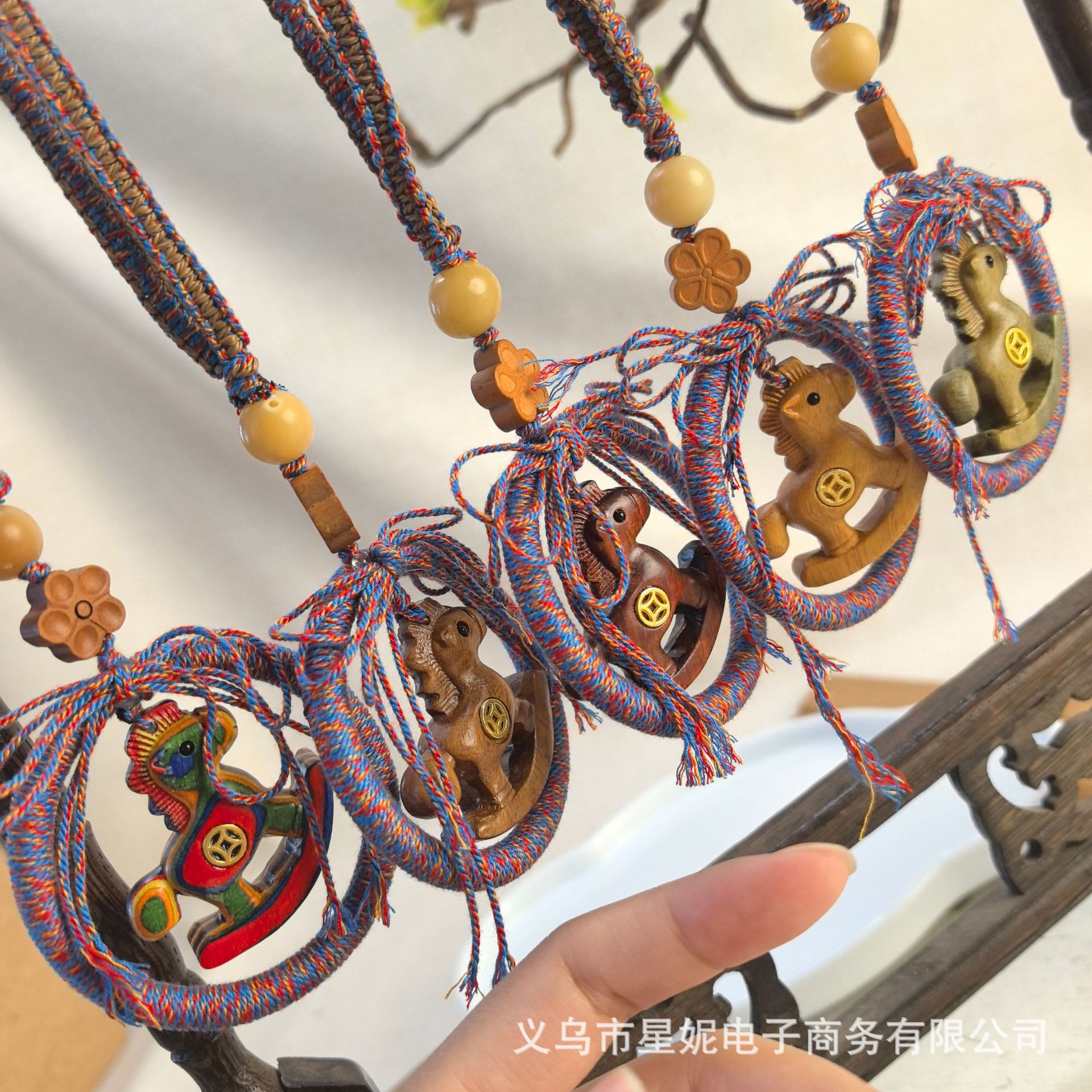 Wholesale of best-selling solid wood rainbow rocking horse, immediate wealth, carousel, zodiac year creative bag pendants, mobile phone pendants, keychains Application Scenario