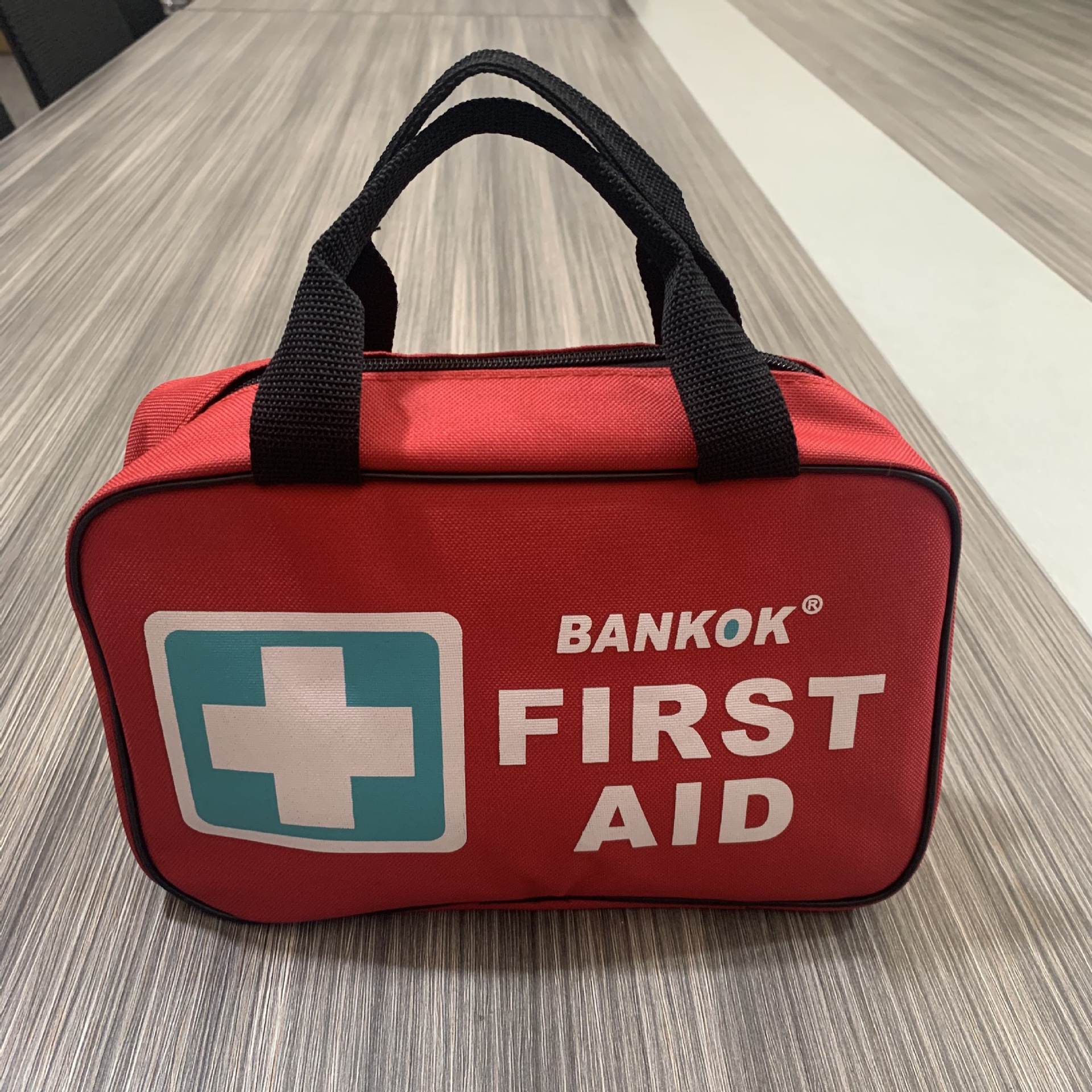 Customized first aid kits for cross-border export, various styles of first aid kits, emergency sets OEM with logo printing, first aid kits, medical supplies for outdoor use full figure