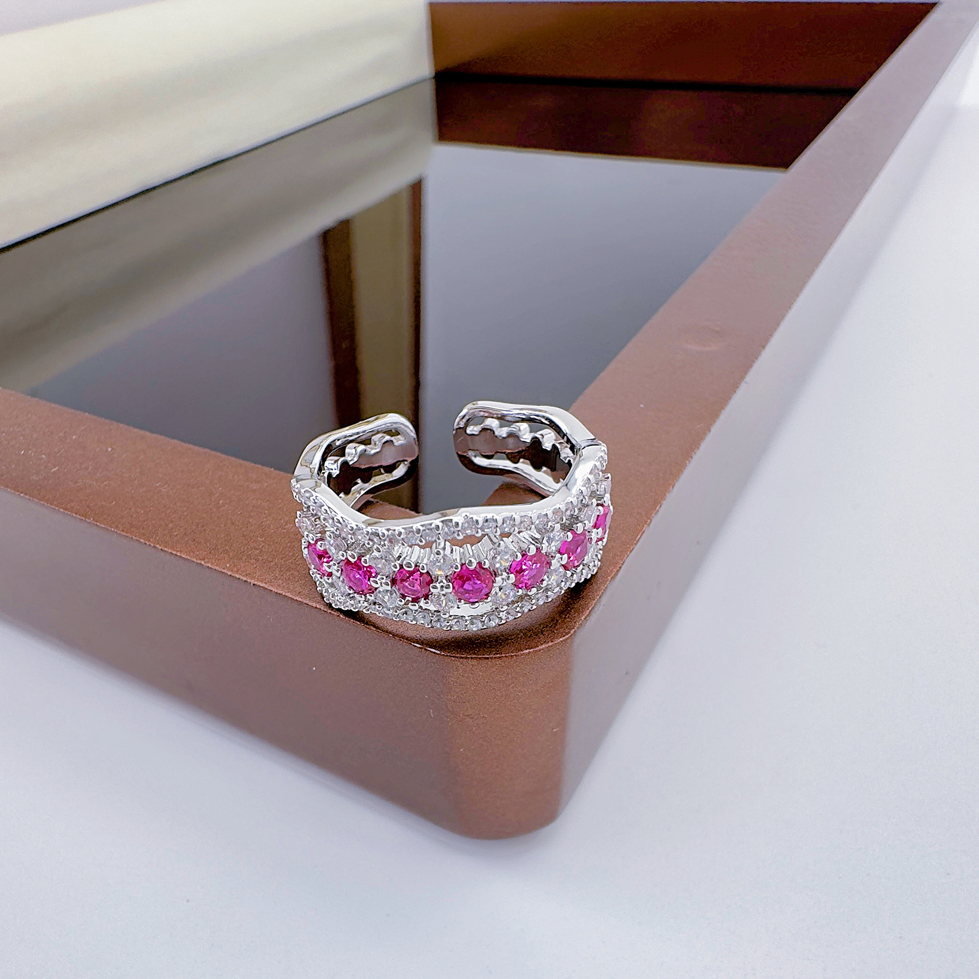 Celeste orfebrería europa y américa ligera extravagancia rojo con circonitas abiertas anillo de nicho diseño moda alta clase sentido brillo anillo details Picture