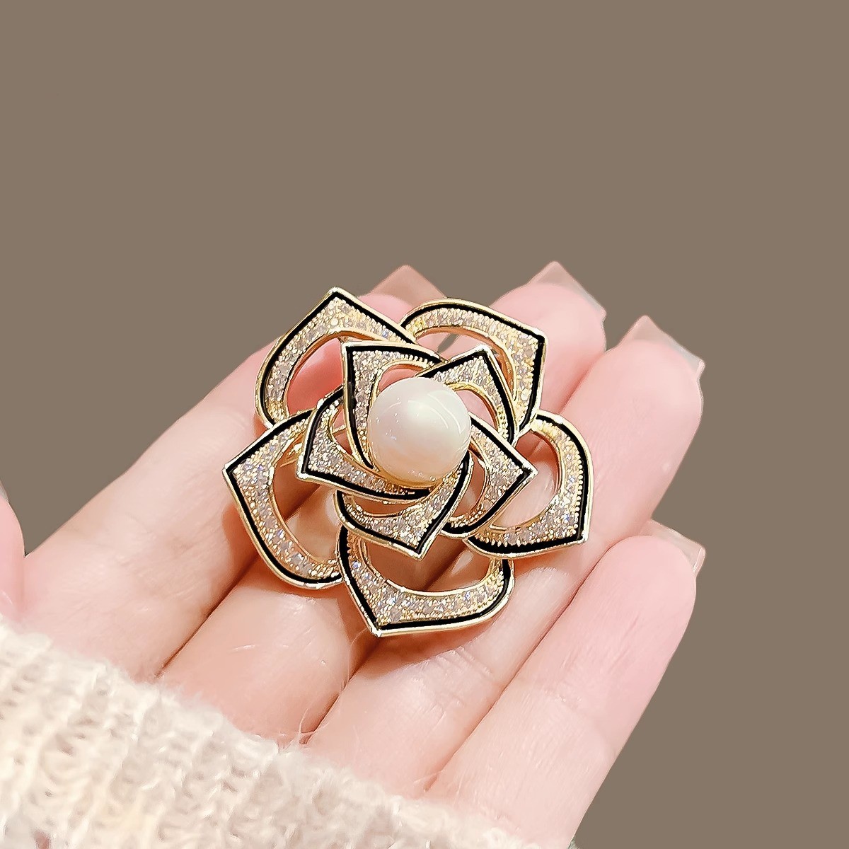 The three-dimensional French hollowed-out camellia brooch exudes an exquisite and high-end design, with a simple and elegant chanel-style brooch accessory for women Application Scenario