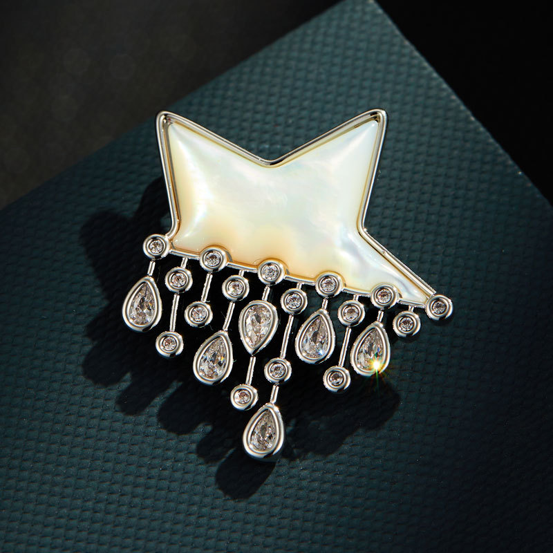 Original design natural mother-of-pearl star raindrop brooch, fashionable, light luxury, dynamic design, delicate and versatile brooch Application Scenario