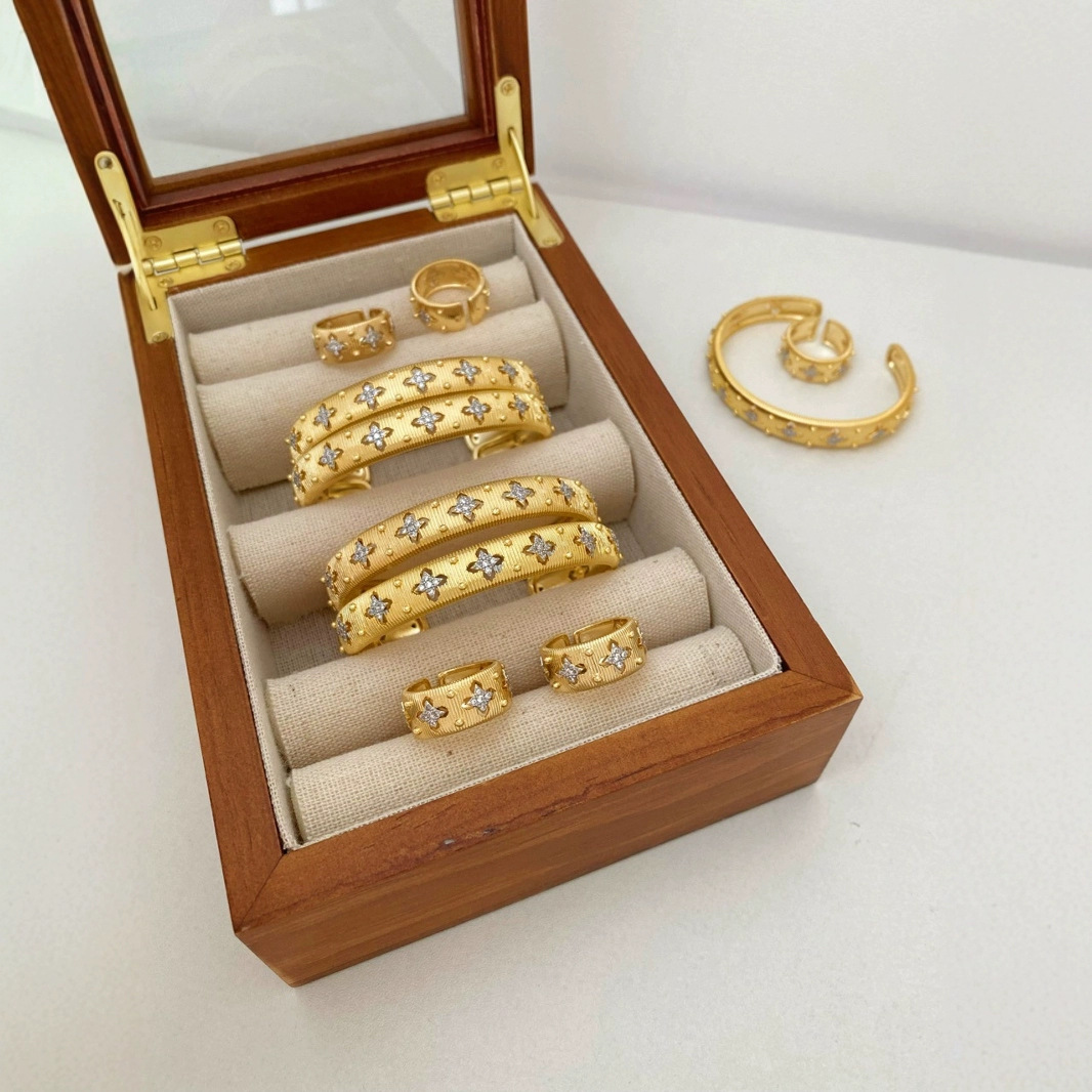 Wholesale of Italian hand-brushed court-style two-color gold craft fabric rings and real gold electroplated bracelets Application Scenario