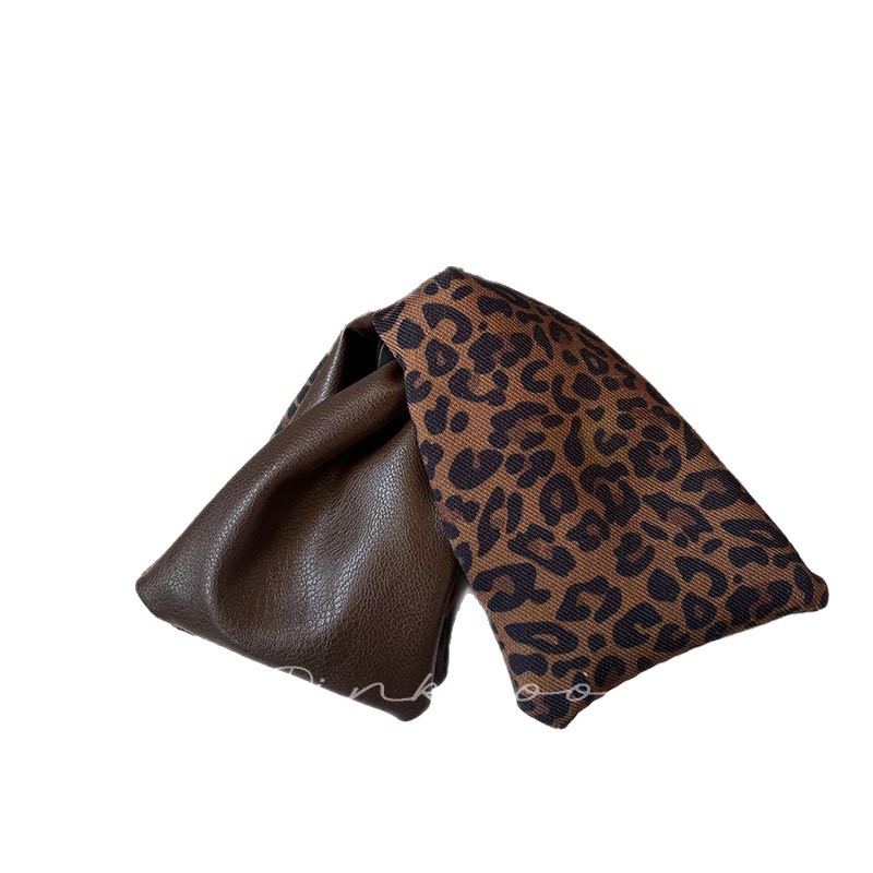 New Korean autumn checkered grab clip, elegant triangular leopard print back hair clip, retro shark clip hair accessory, women's pinkboo retro patchwork hair accessory set, leopard print checkered leather, autumn and winter fashionable texture all the way Item Picture