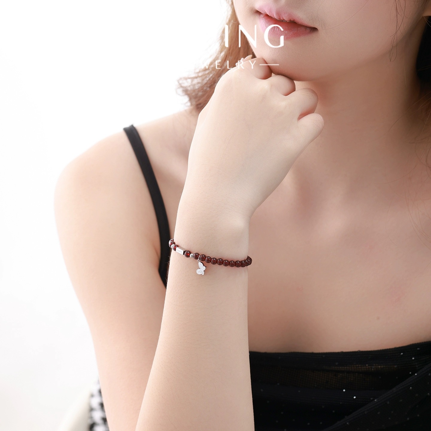 Xuping's new Chinese-style fashionable and simple round bead bracelet exudes an elegant and refined charm. It features butterfly tassels and a garnet red imitation New Year's jewelry for women Application Scenario