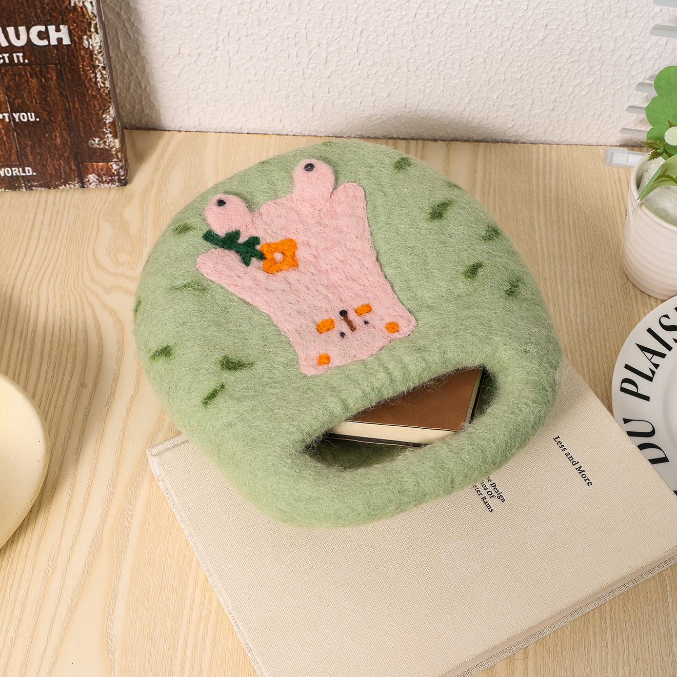 Heart-shaped handmade wool felt handbag, spring-themed three-dimensional heart garden, forest-themed artistic and fresh hand-held bag wholesale Application Scenario