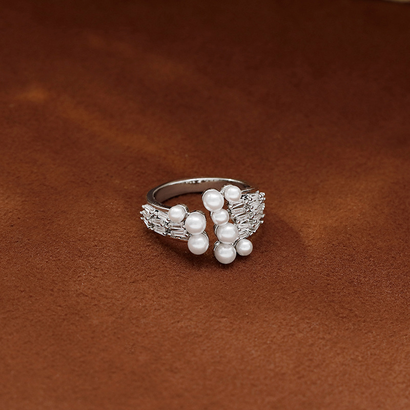 A fashionable and individual pearl ring designed by a unique female designer, exuding a sense of high-end luxury and light sparkle. It is made of zircon with an adjustable opening