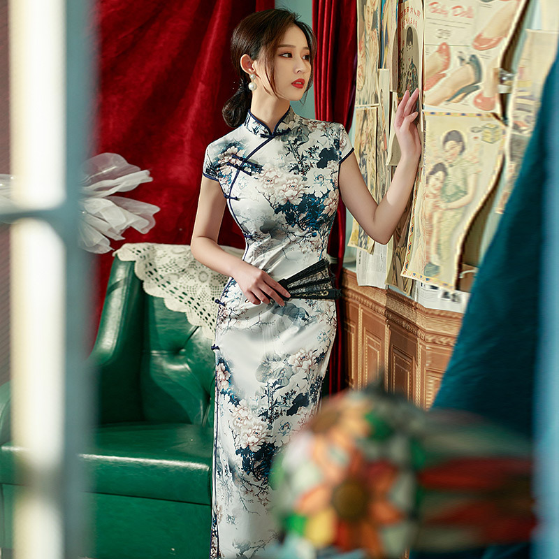 The new Chinese-style sleeveless long cheongsam with eight-button buttons on the side of the national trend has been improved. It is a high-end fashion show and performance outfit for young women