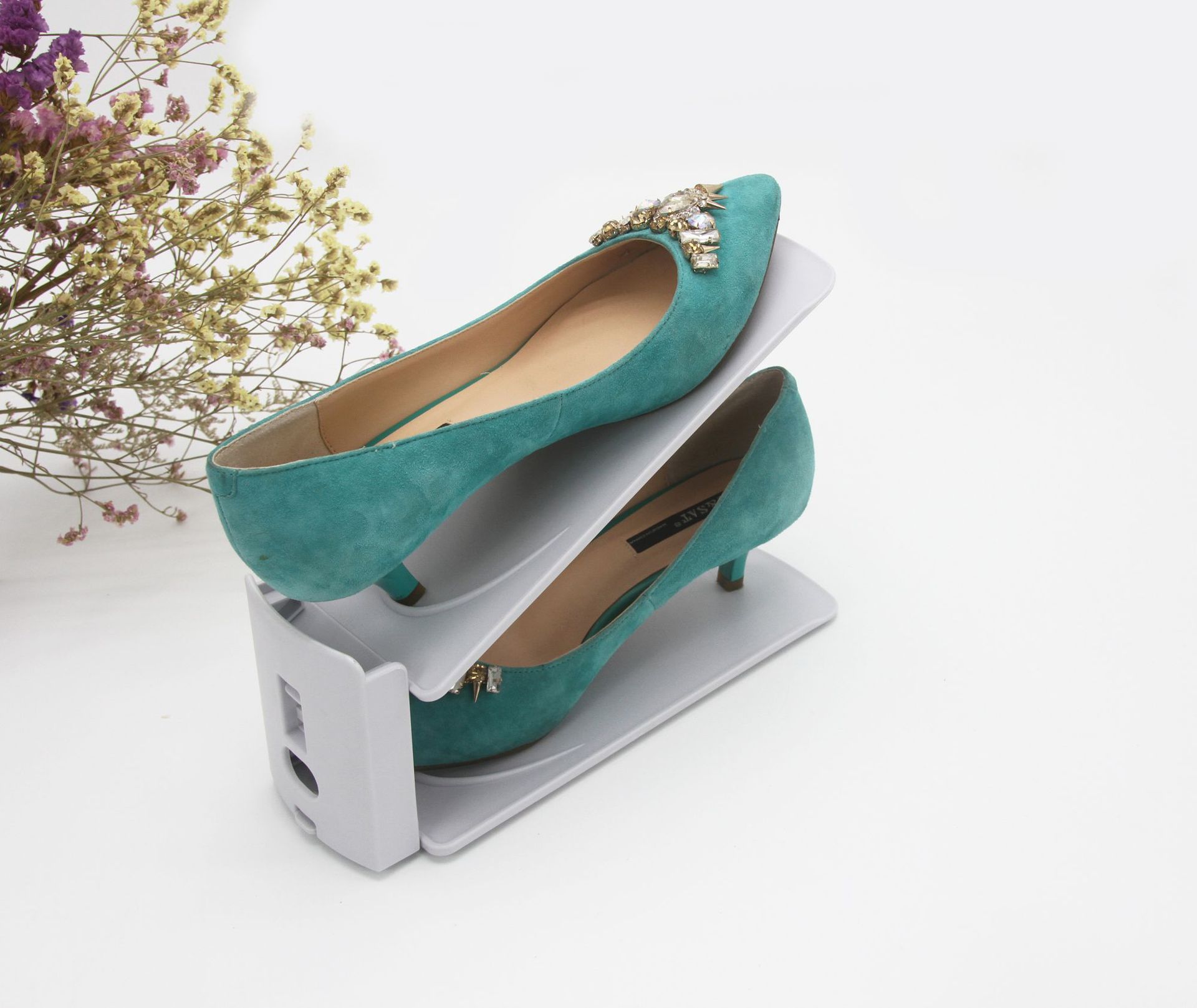 The 2018 new model of plastic shoe tray and shoe rack is a multi-functional, detachable and adjustable double-layer simple high-tech storage wonder Application Scenario