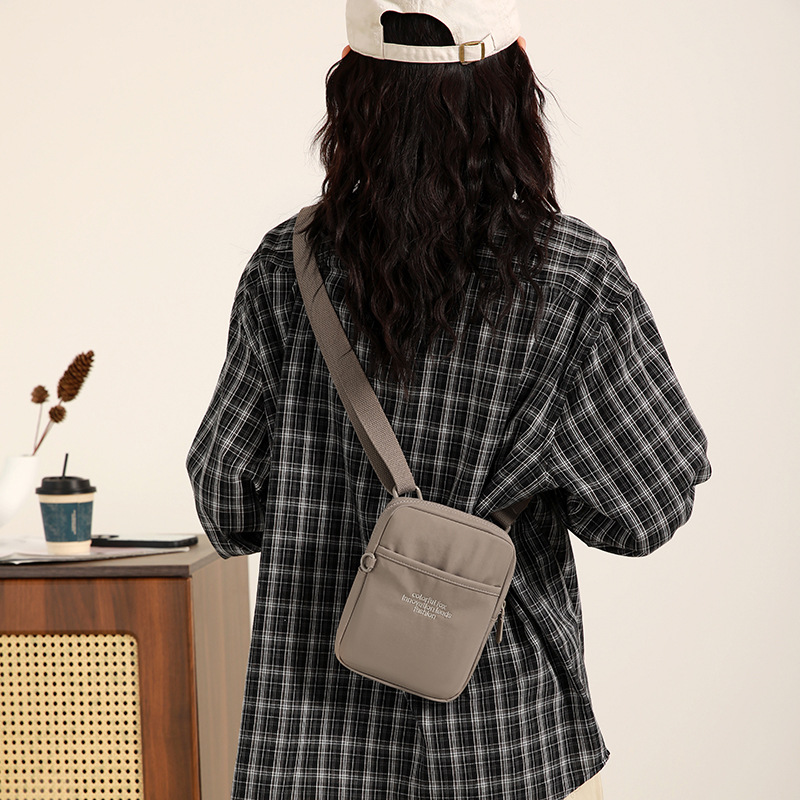 Summer crossbody small bag, portable large-screen phone bag, simple and versatile, small nylon bag for walking details Picture