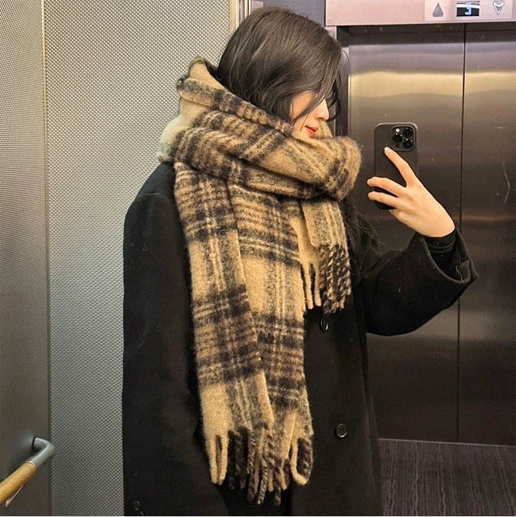 A new Korean-style checkered shawl for women's winter students, thickened and warm long plush scarf, men's trendy street stall wholesale Item Picture