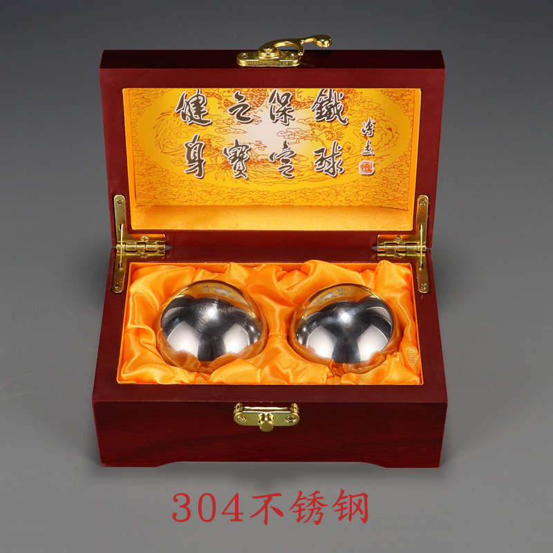 A 304 stainless steel ball hollow bell sound gift for middle-aged and elderly leisure sports, hand-spun massage fitness handball, packed in a wooden box