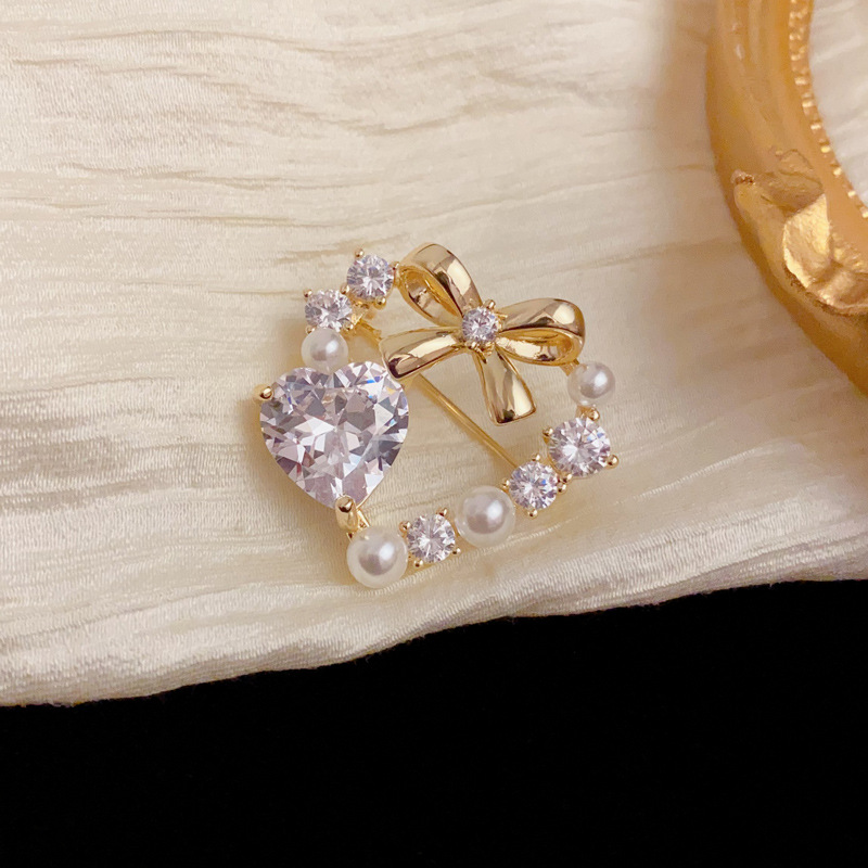 Wholesale of cross-border light luxury, versatile, super dazzling bow, full diamond heart brooch, high-end and fashionable accessories details Picture