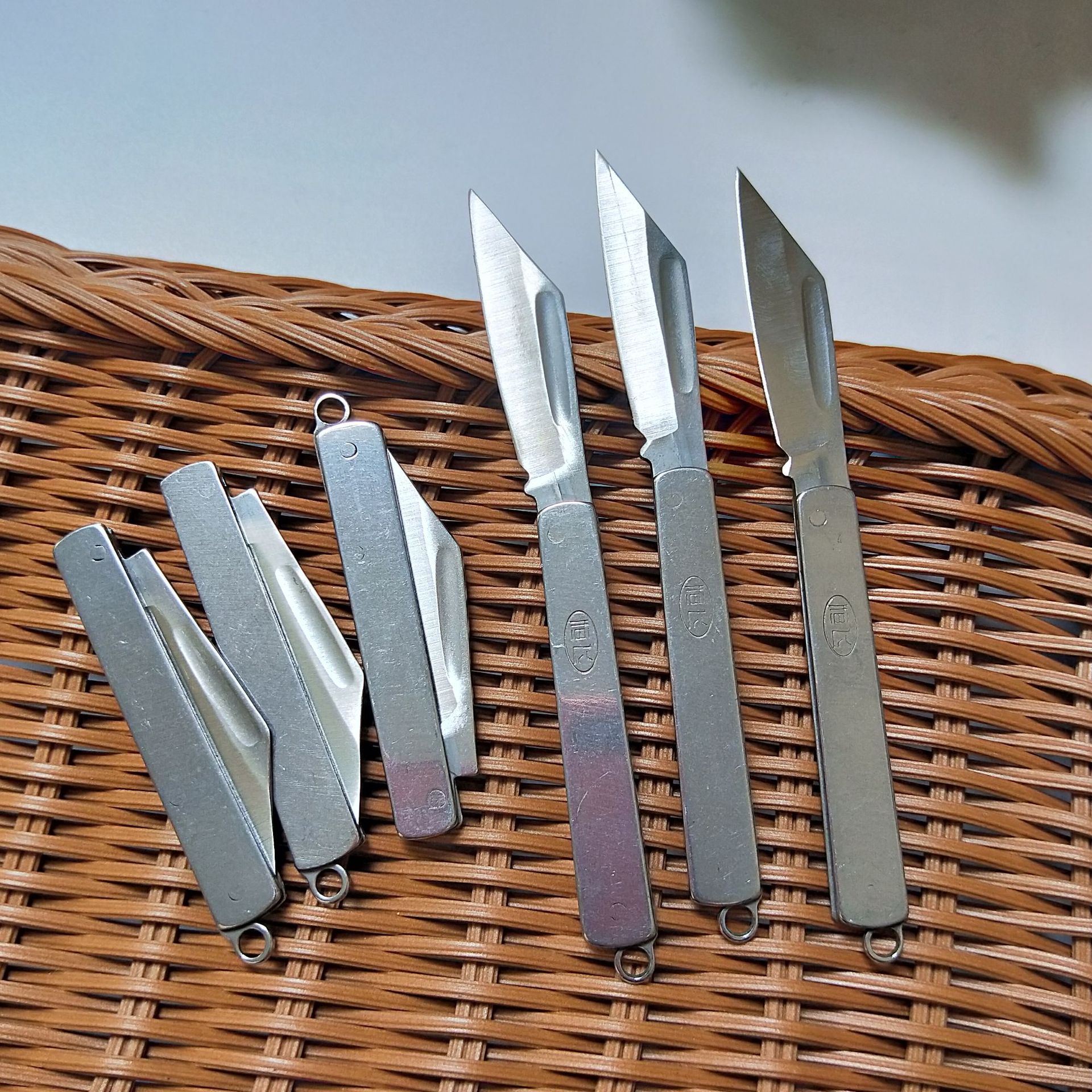 Small steel knife, metal knife, small fruit knife, folding knife, portable small steel knife, kitchen tools Specification image